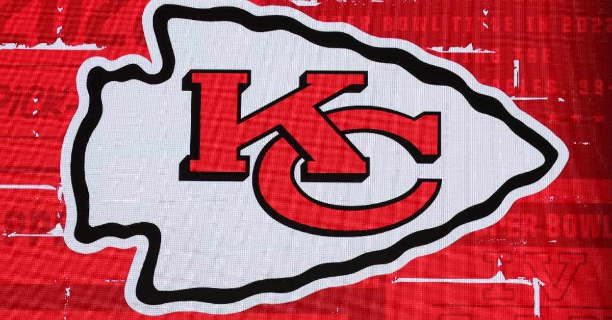 Diehard Kansas City Chiefs Fan Buried in Special Chiefs Coffin - Men's ...