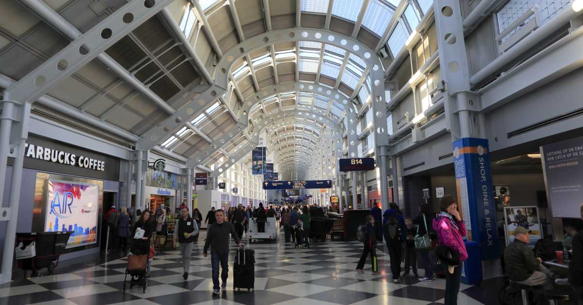 Passengers, Staff Have Wild Brawl Inside Chicago O’Hare Airport - Men's ...