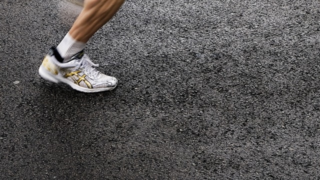 9 Signs You're Wearing the Wrong Size Running Shoe - Men's Journal