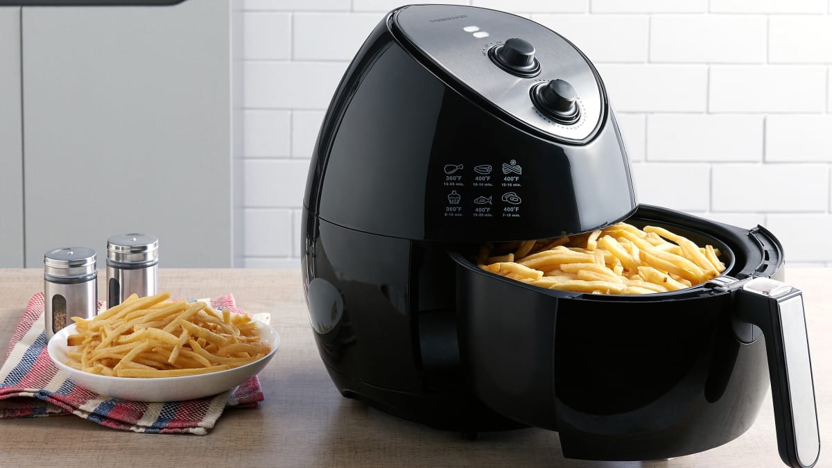 https://www.mensjournal.com/.image/ar_16:9%2Cc_fill%2Ccs_srgb%2Cfl_progressive%2Cq_auto:good%2Cw_1200/MTk2MTM1ODYwOTU2NTA1NjA1/air-fryer.jpg