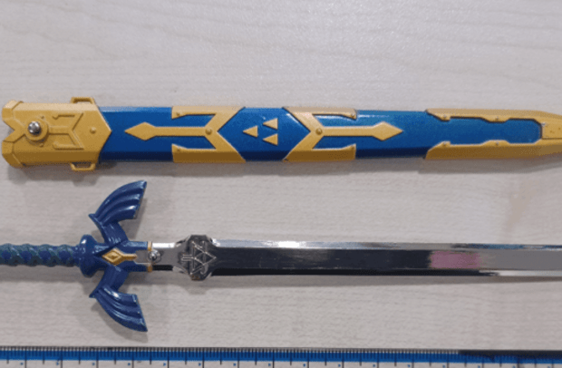 Réplique de l'épée Master Sword saisie par la police du Warwickshire.