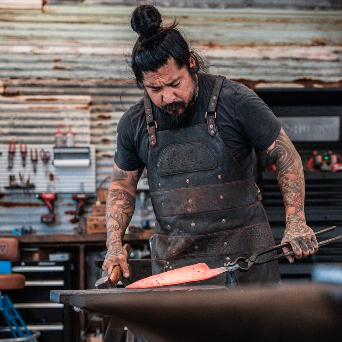 Hawaiian Resort Offers Knife Forging Blacksmith Experience