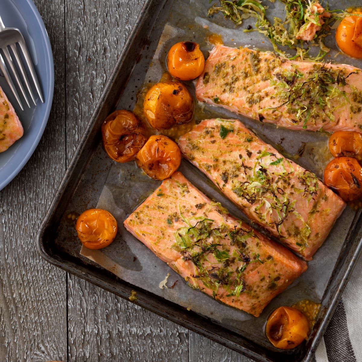 https://www.mensjournal.com/.image/ar_1:1%2Cc_fill%2Ccs_srgb%2Cfl_progressive%2Cq_auto:good%2Cw_1200/MTk2MTM2MjcwNTkwOTExNjMz/salmon-recipe.jpg