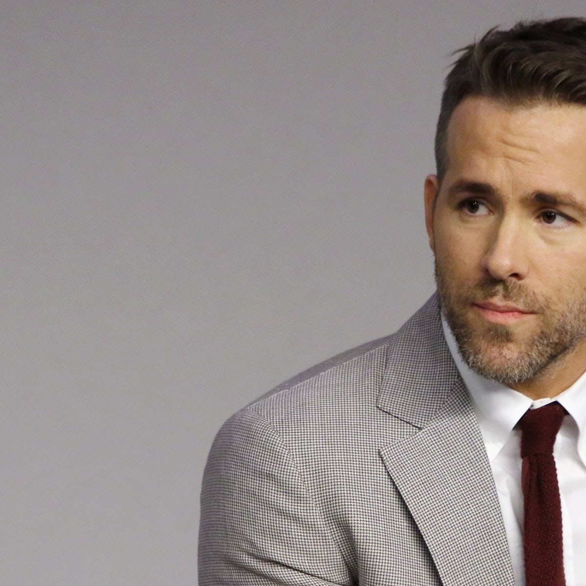 Ryan Reynolds shows off abs under 'Deadpool' suit 