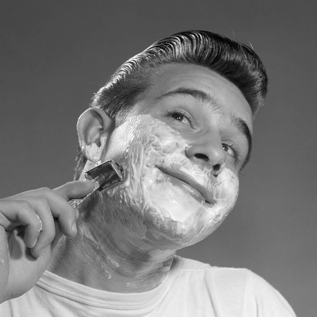 https://www.mensjournal.com/.image/ar_1:1%2Cc_fill%2Ccs_srgb%2Cfl_progressive%2Cq_auto:good%2Cw_1200/MTk2MTM2NzM2MzI1MDUxNTM3/safety-razor.jpg