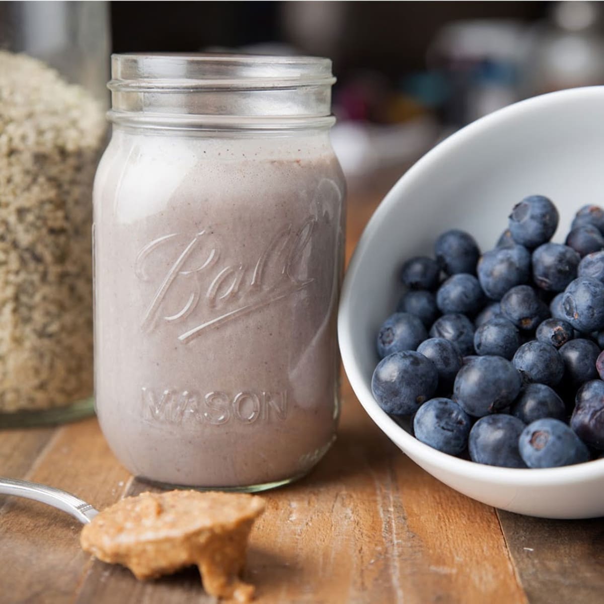 https://www.mensjournal.com/.image/ar_1:1%2Cc_fill%2Ccs_srgb%2Cfl_progressive%2Cq_auto:good%2Cw_1200/MTk2MTM3MzIyMzIyMDExNjUz/blueberry-muffin-smoothie.jpg