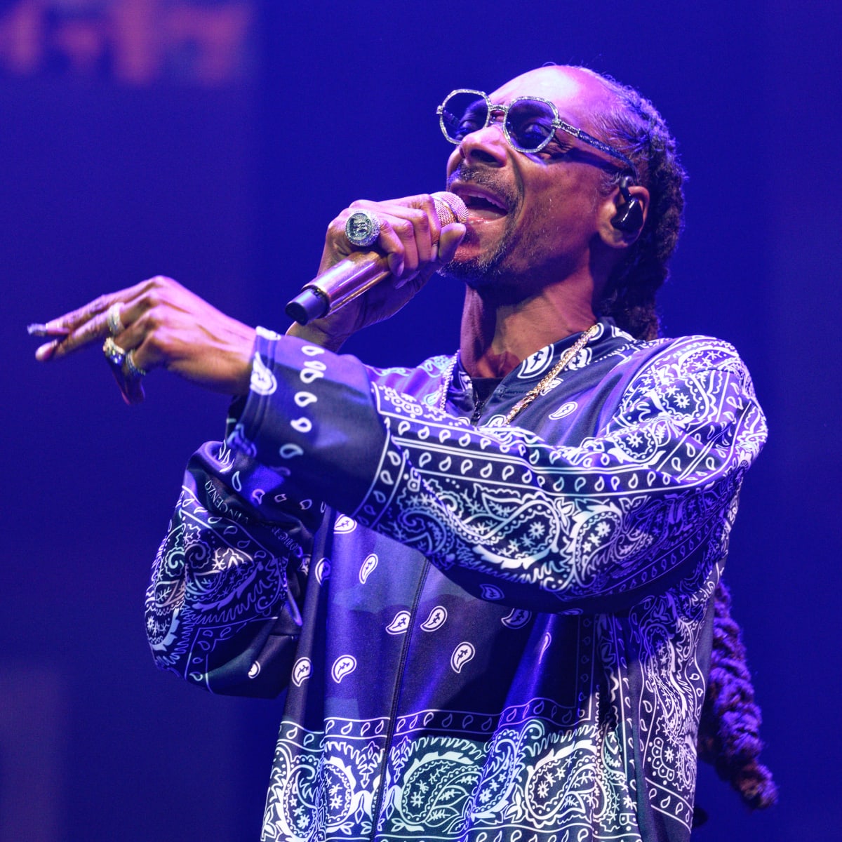 Notorious Stoner Snoop Dogg Announces He's 'Giving Up Smoke' - Men's Journal