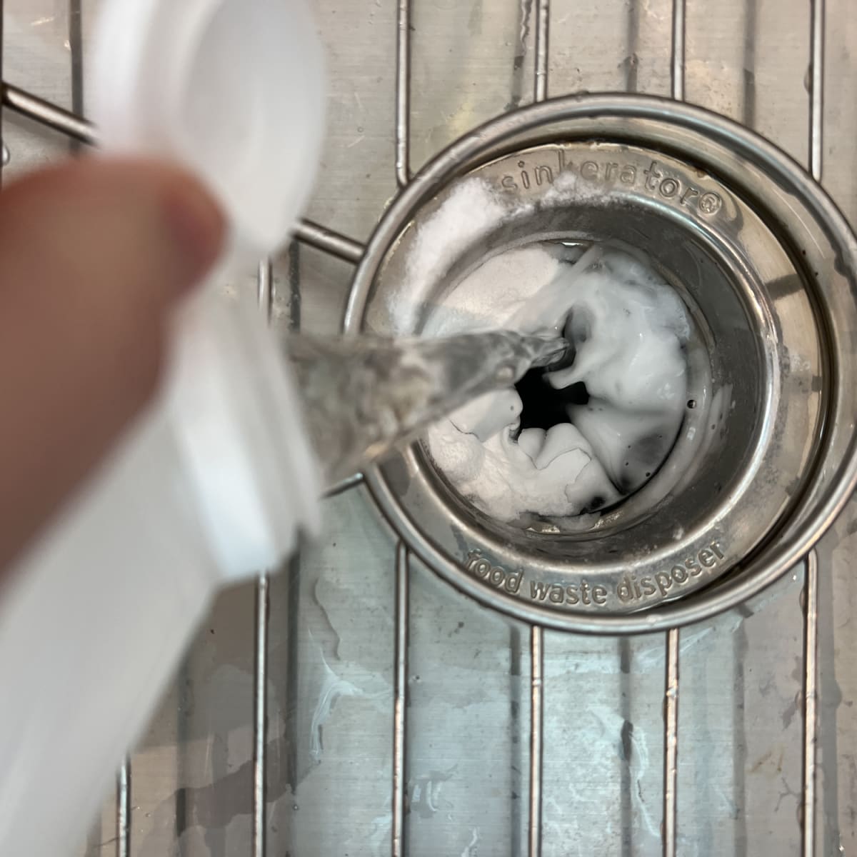 How to unclog a kitchen sink using baking soda and vinegar !! 