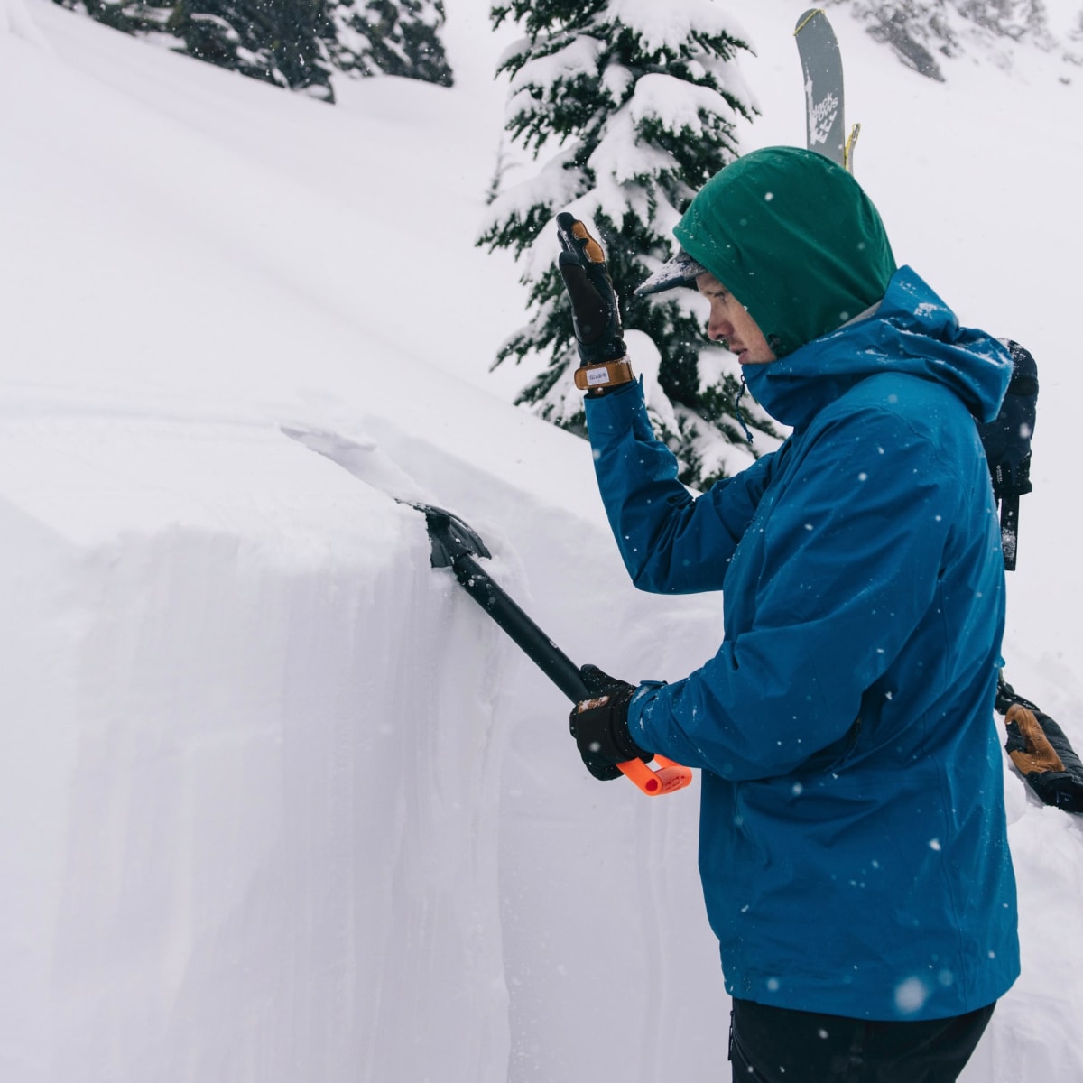 Everything you want in an avalanche shovel - Men's Journal | Out