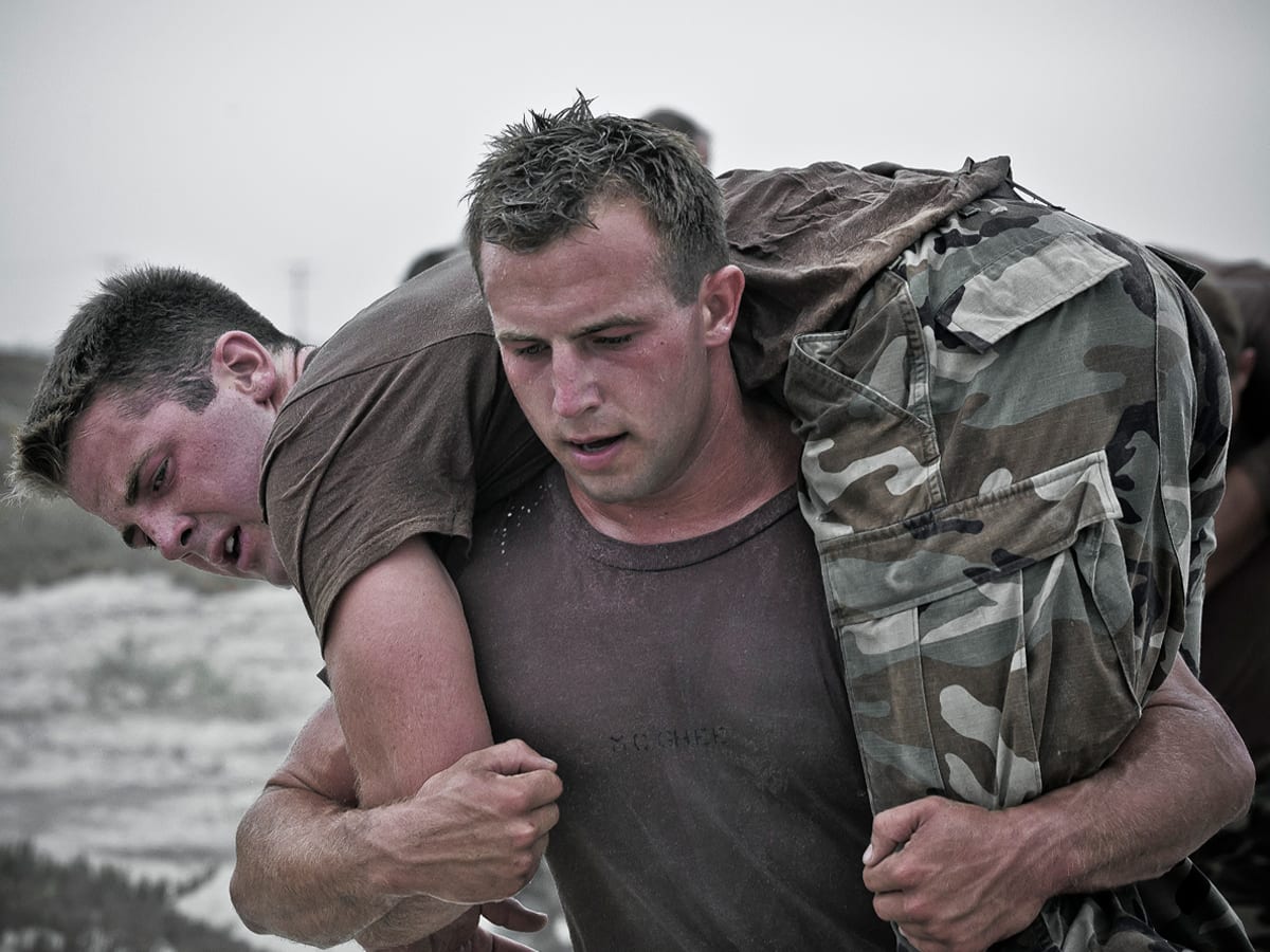 The Most Brutal Obstacles That Elite Military Guys Must Survive - Men's  Journal