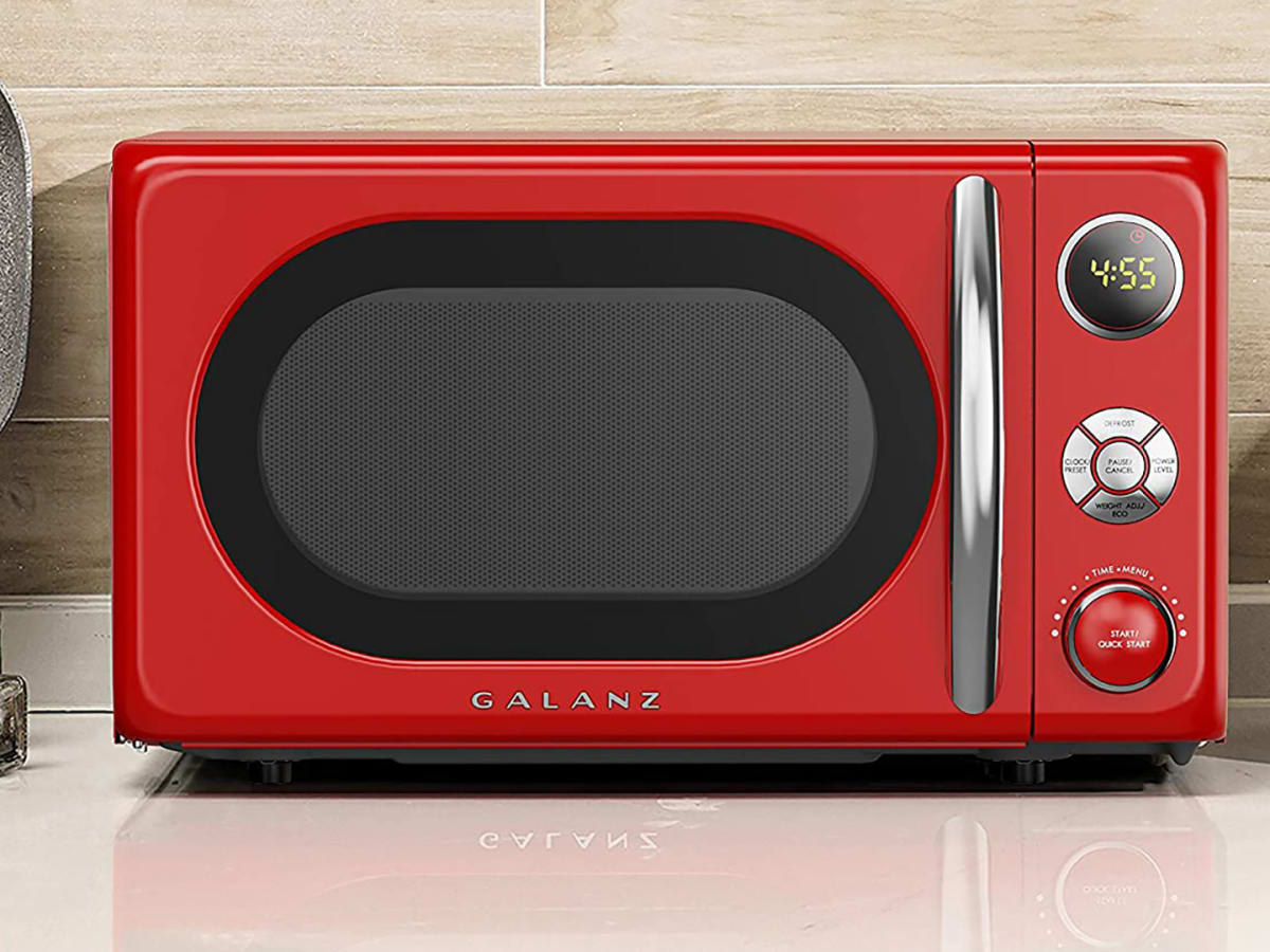 Beef up That Dorm Room With This Galanz Retro Microwave - Men's Journal