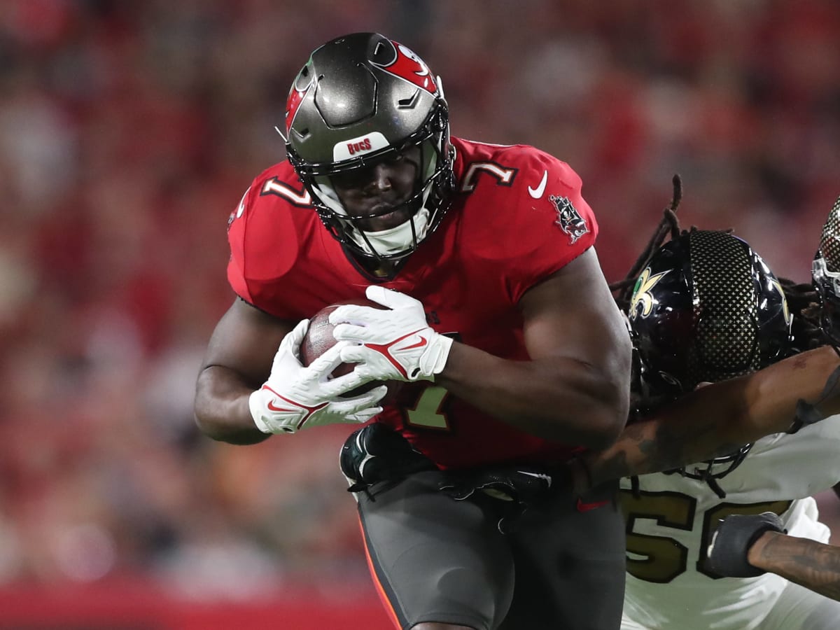 Tampa Bay Buccaneers running back Leonard Fournette (7) tries to