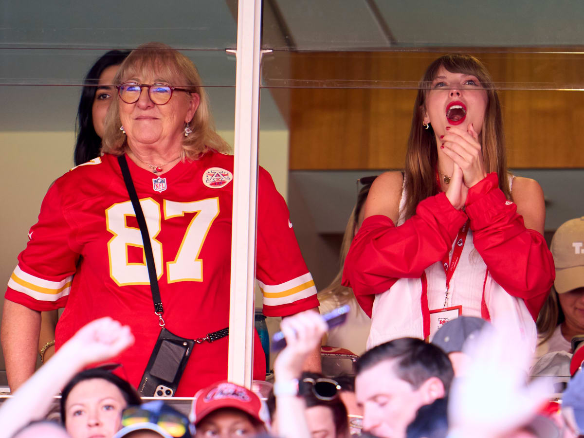 Was that Taylor Swift cheering next to Donna Kelce at the Chiefs game?  Seems so 