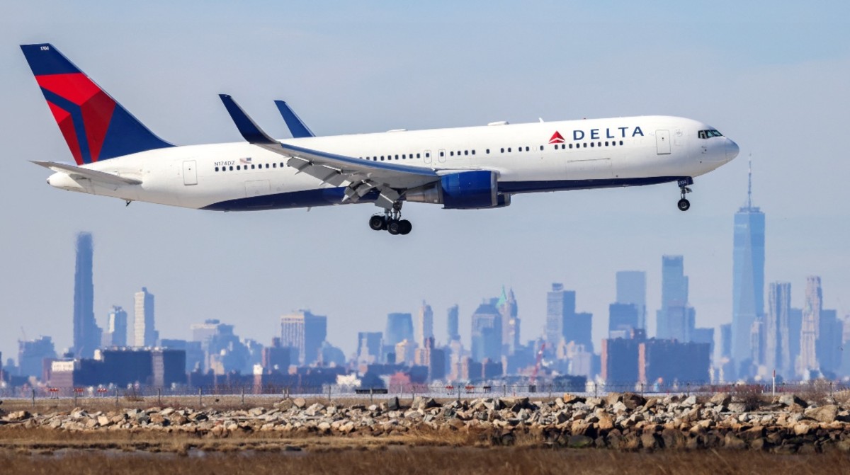 Delta Flight Makes Emergency Landing Due to Spoiled Food