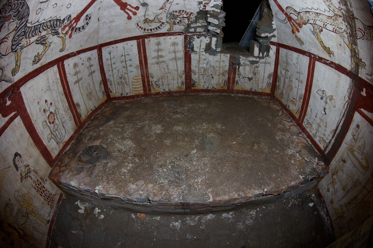Ancient Chinese Tomb Mural Seemingly Depicts 'Westerner'
