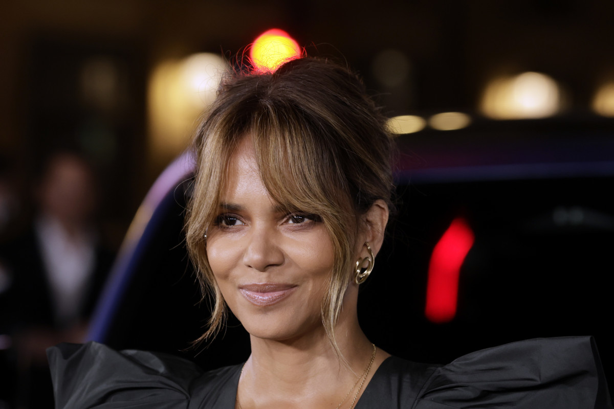 Halle Berry Goes Topless for 'Catwoman' Anniversary
