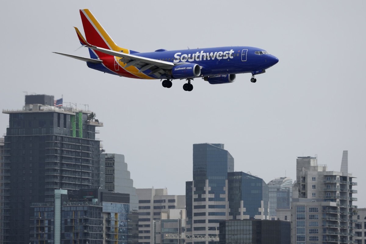 Southwest Flight Suddenly Drops While Above Water