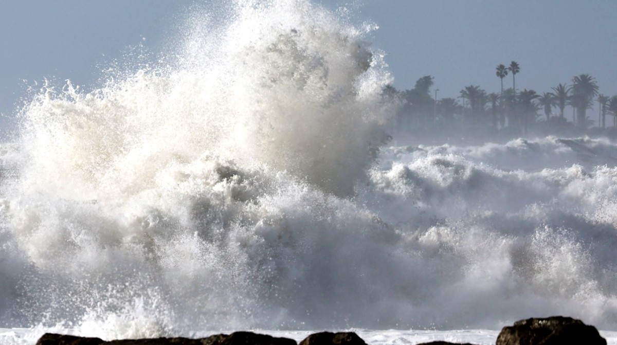 Video Shows Huge California Waves Sending Bystanders Fleeing