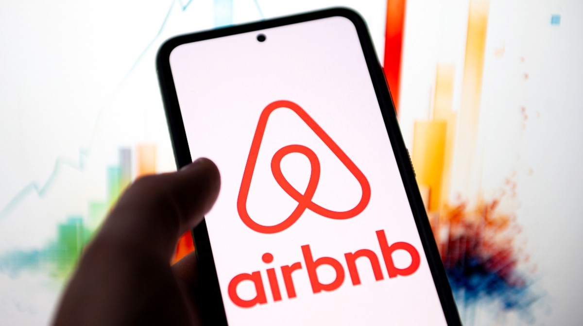 Woman Slams Airbnb for Refusing to Refund Filthy, Roach-Infested Listing