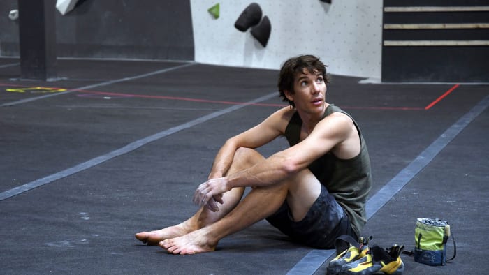 Free Solo Star Alex Honnold Goes Nude For Espns Body Issue Mens Journal