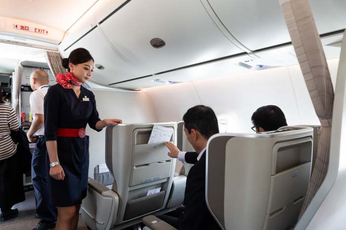 Singapore Airlines Awards Business Class Passengers Thousands for ...