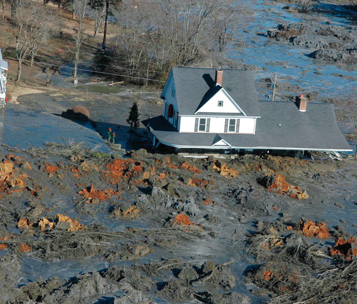 The Complete Story Of The Kingston Coal Ash Spill Mens Journal