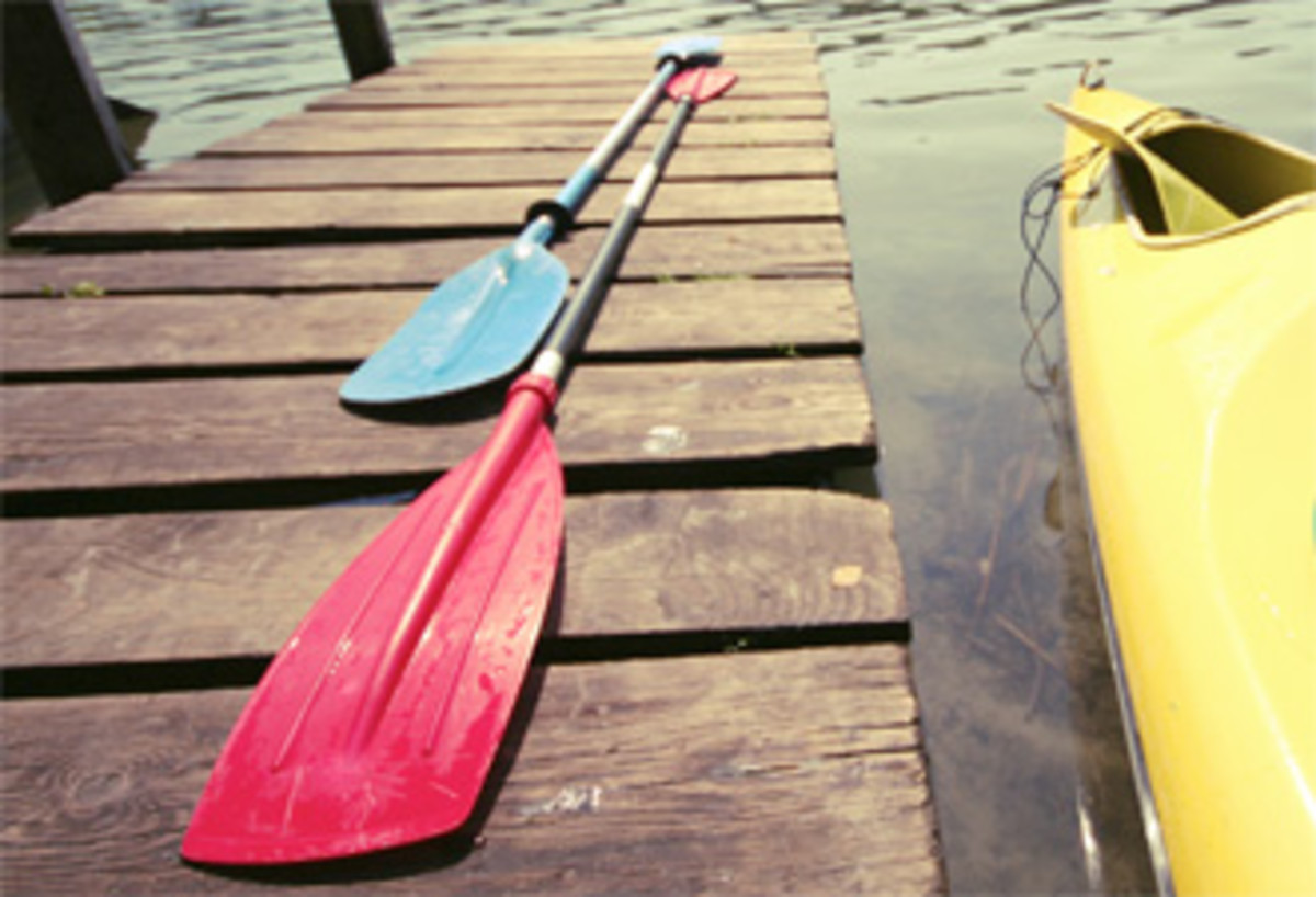 Lightweight Kayak Paddle from a Reclaimed Wooden Board 