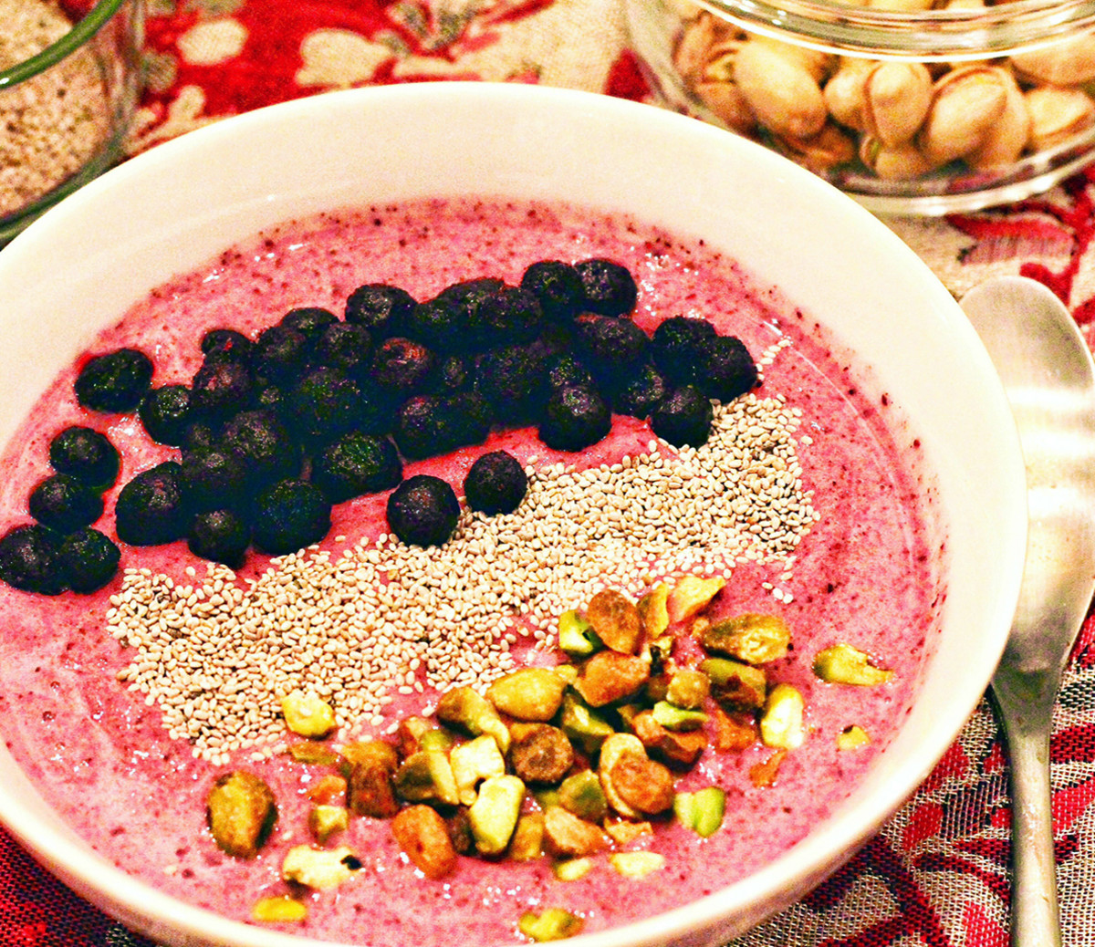 https://www.mensjournal.com/.image/t_share/MTk2MTM2MTE2Nzc1ODg4Mzg5/berry-pistachio-crunch-smoothie-bowl.jpg