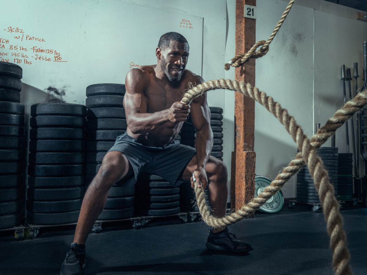 https://www.mensjournal.com/.image/t_share/MTk2MTM2MTg5MjU1MDk5NTM3/athletic-man-using-battle-ropes.jpg