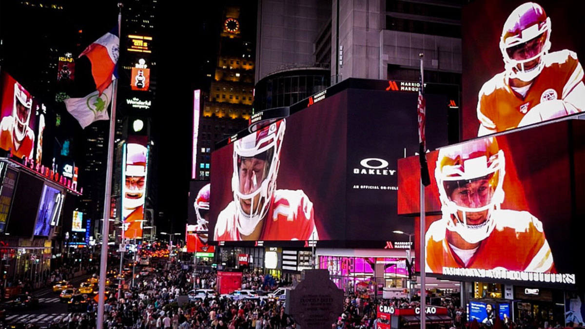 Oakley Is Now the NFL's Official On-Field Partner. Here's What the New  Helmet Visors Look Like - Men's Journal