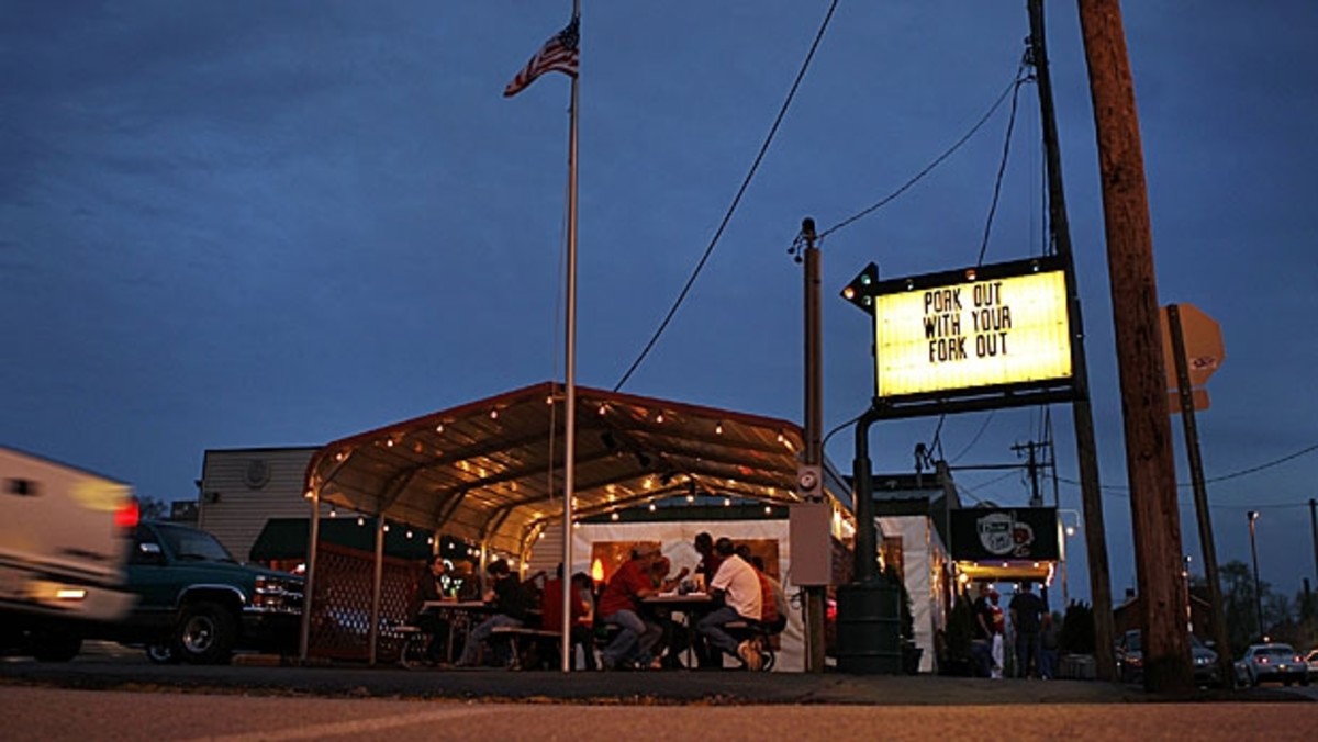 Mj 618_348_17th street bbq murphysboro illinois best barbecue in america