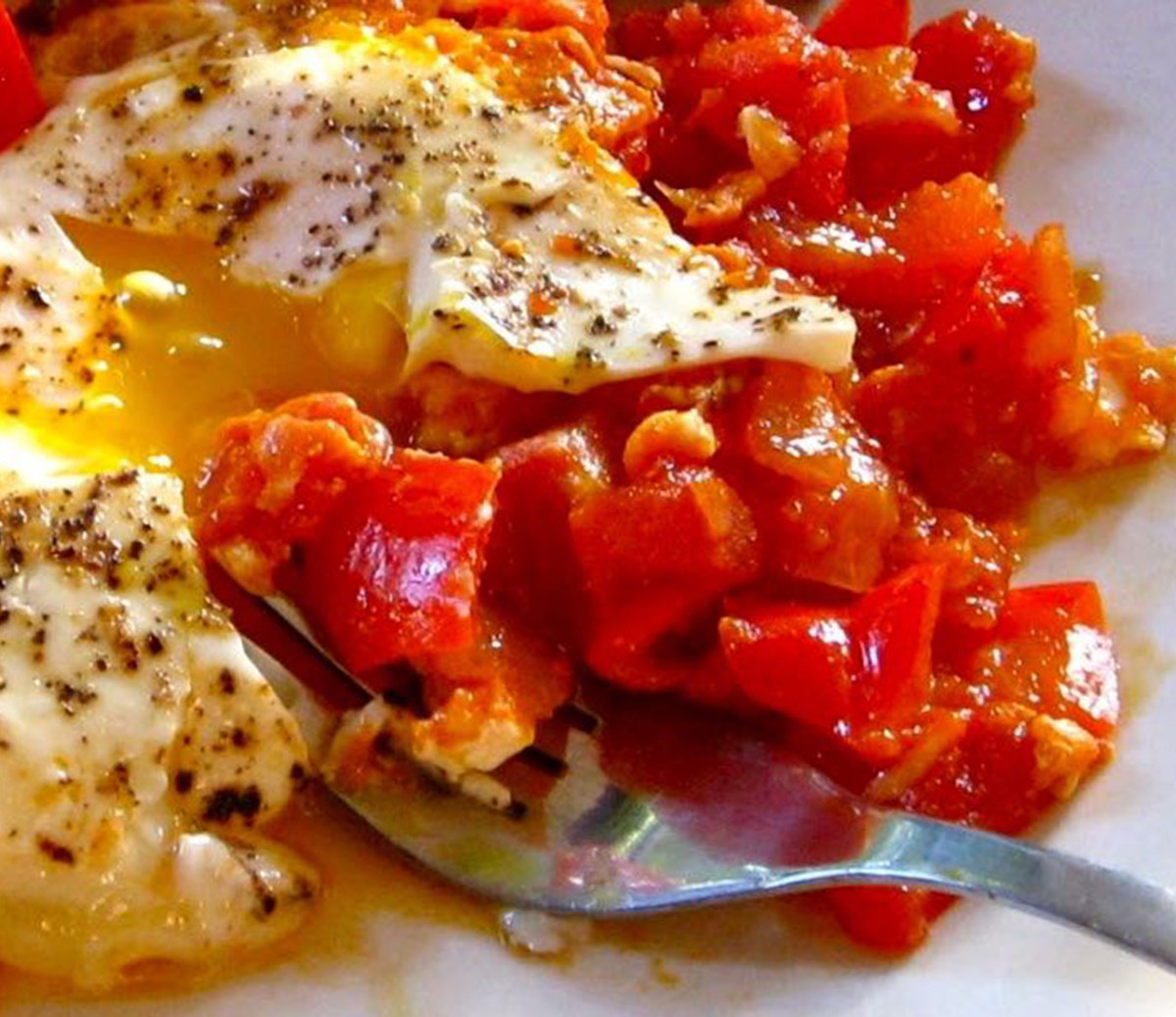 https://www.mensjournal.com/.image/t_share/MTk2MTM2Njg4ODE0MDA3NDQx/eggs-piperade.jpg