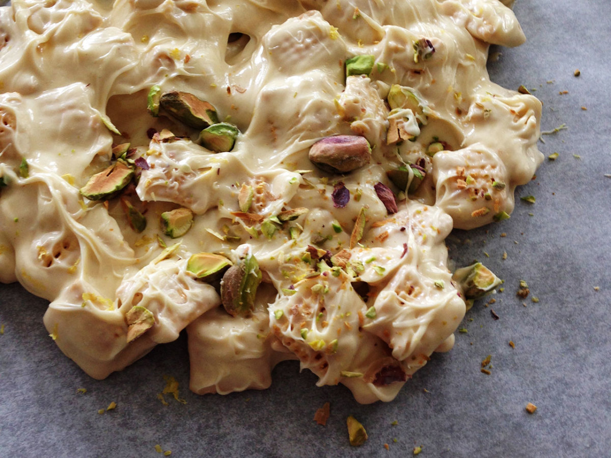 https://www.mensjournal.com/.image/t_share/MTk2MTM2ODEzOTAyMzc0MDMz/white-chocolate-pistachio-crunch.jpg