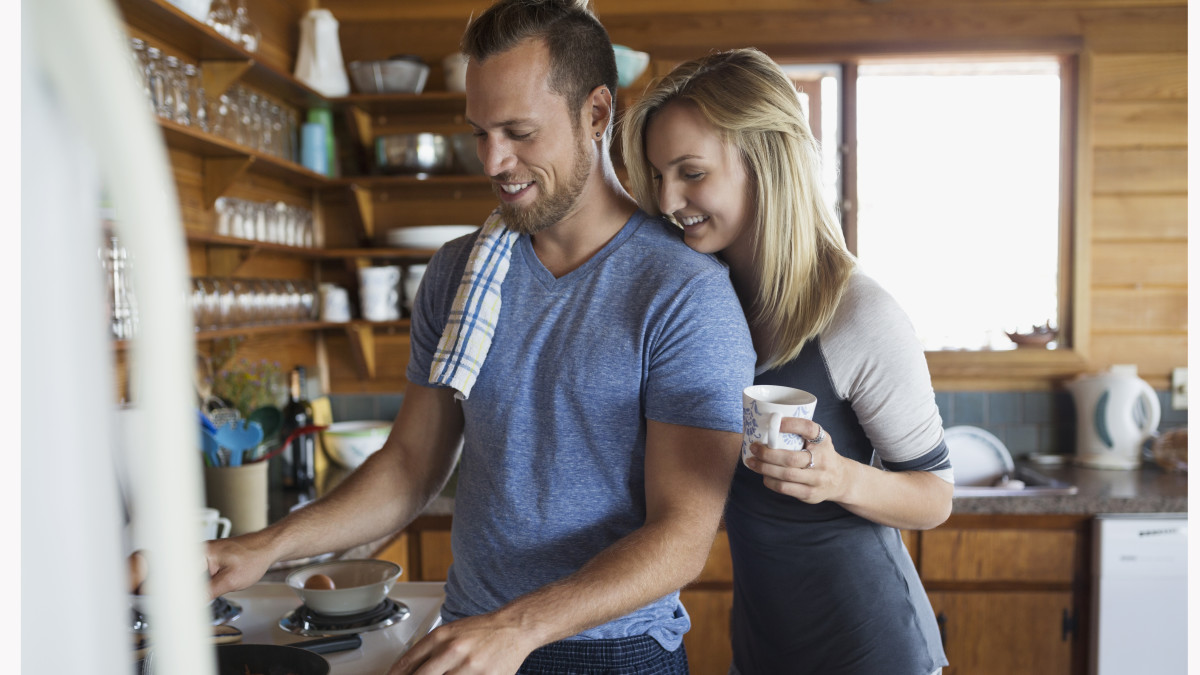 https://www.mensjournal.com/.image/t_share/MTk2MTM2ODYwMzQxODM4OTkz/young-couple-cooking-breakfast-in-cabin-kitchen.jpg
