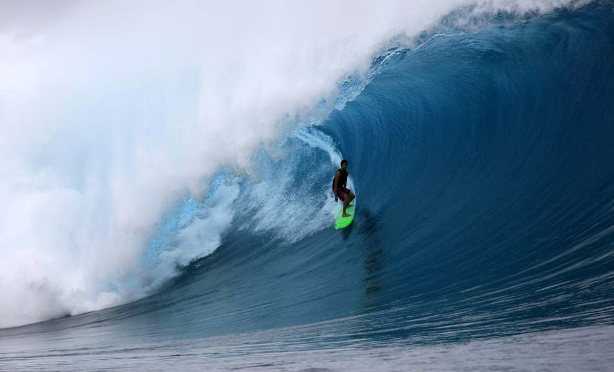 TBT: Cloudbreak Super Swell During The 2012 Volcom Fiji Pro - Men's Journal