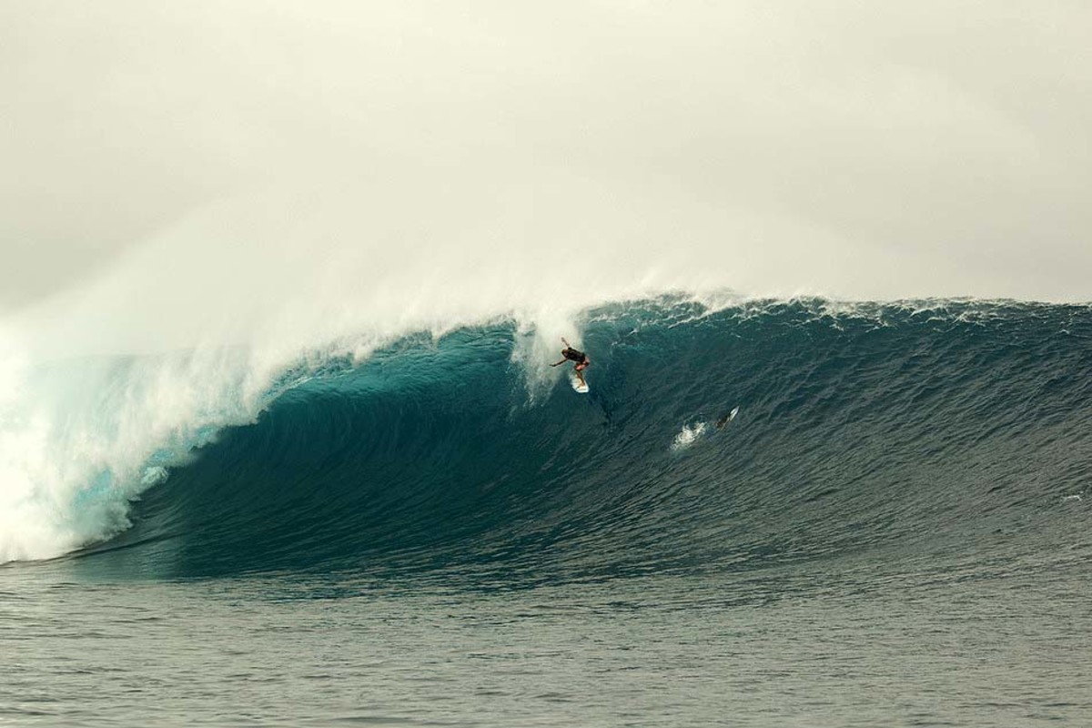 TBT: Cloudbreak Super Swell During The 2012 Volcom Fiji Pro - Men's Journal