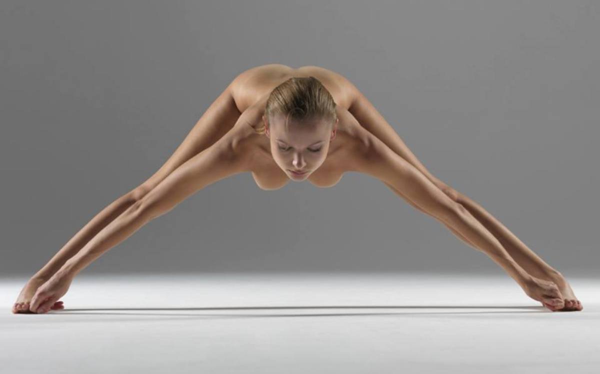 https://www.mensjournal.com/.image/t_share/MTk2MTM3MDIxNDA3MDQ0NzUz/naked-yoga-1.jpg