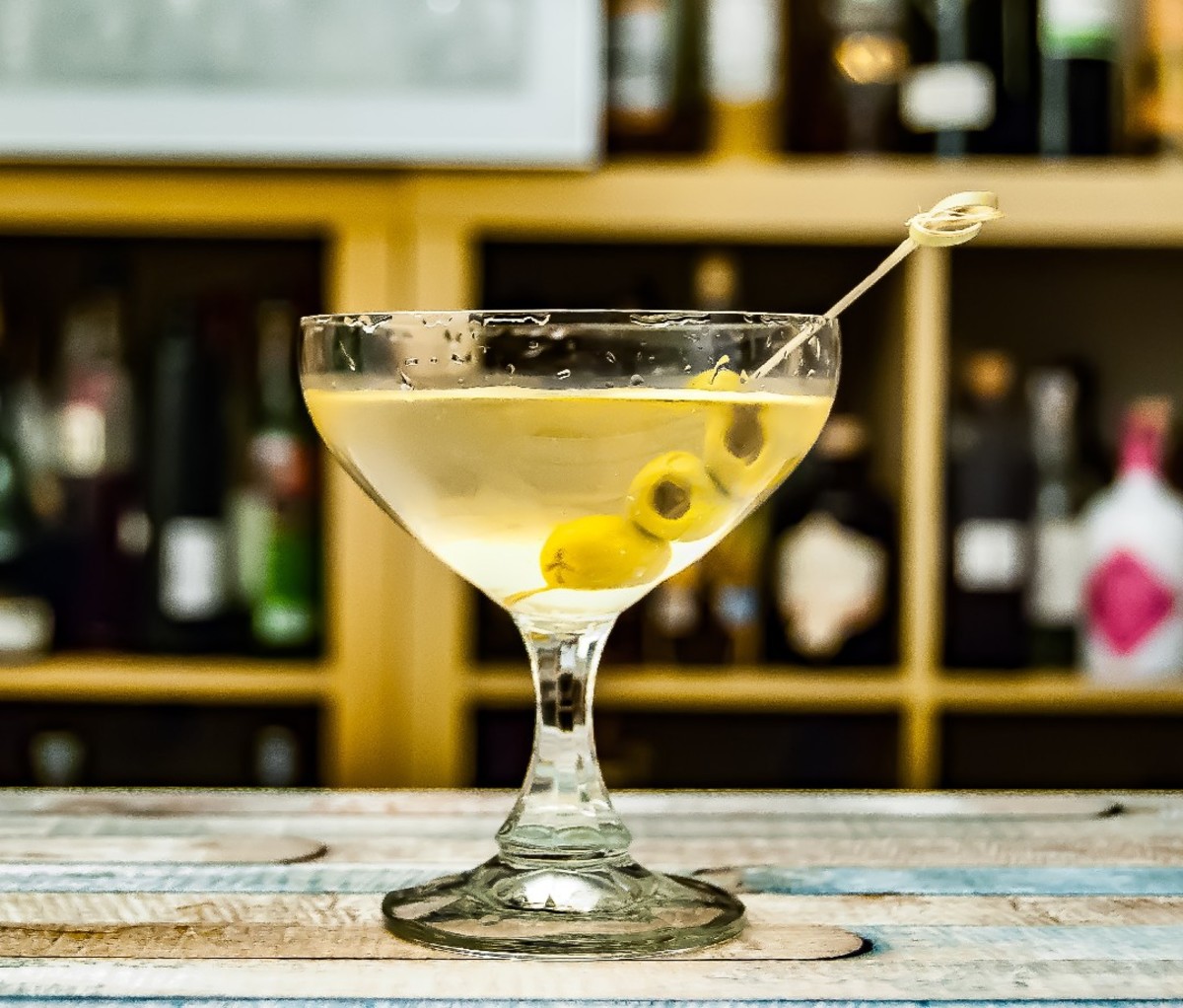 Recipe and Tips: How to Make a Classic Dirty Martini | Men's Journal ...