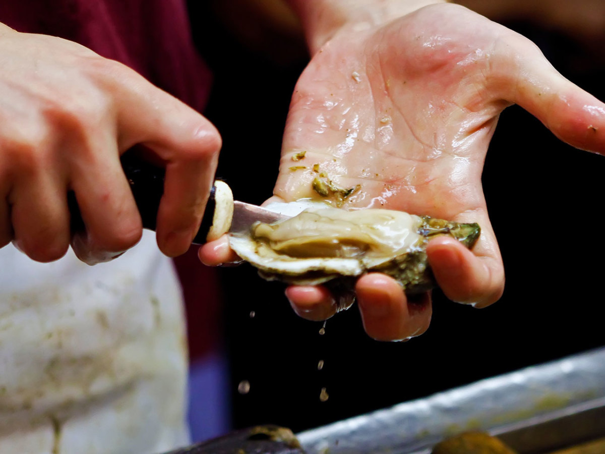 How to Shuck Oysters in 3 Simple Steps - Men's Journal