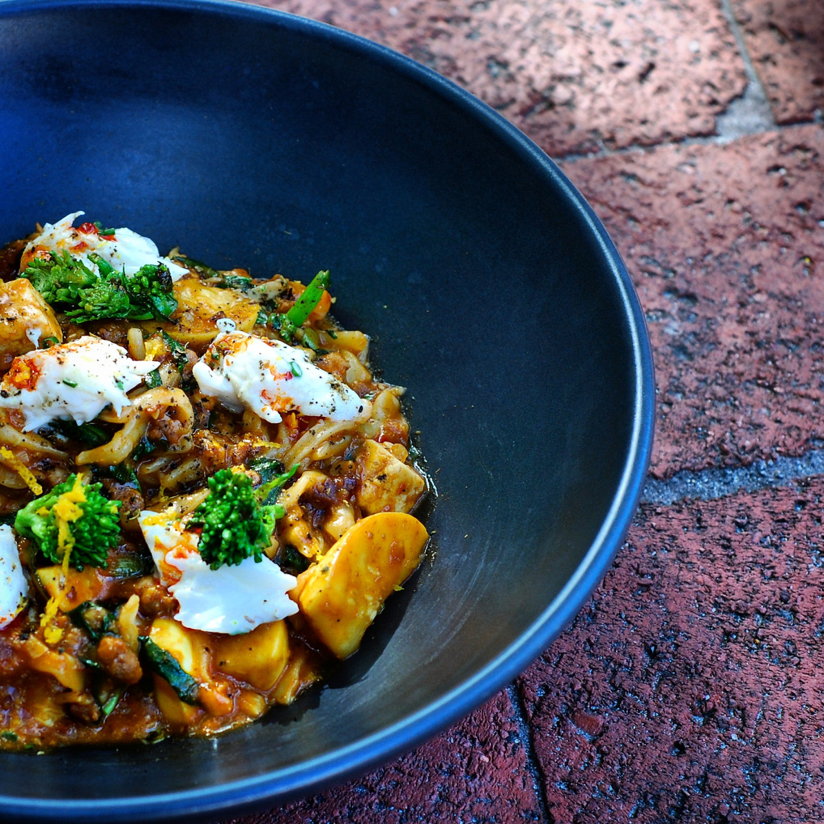 https://www.mensjournal.com/.image/t_share/MTk2MTM3MTQ4NjQ4OTkwMjEz/spicy-lamian-style-noodles-with-mapo-bolognese-ms-les-tofu-and-blue-crab.jpg