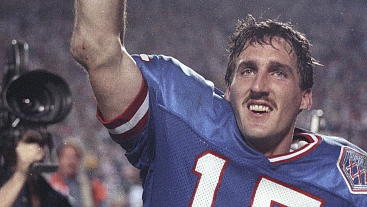 Quarterback Doug Flutie of the Chicago Bears warms up in pre-game News  Photo - Getty Images