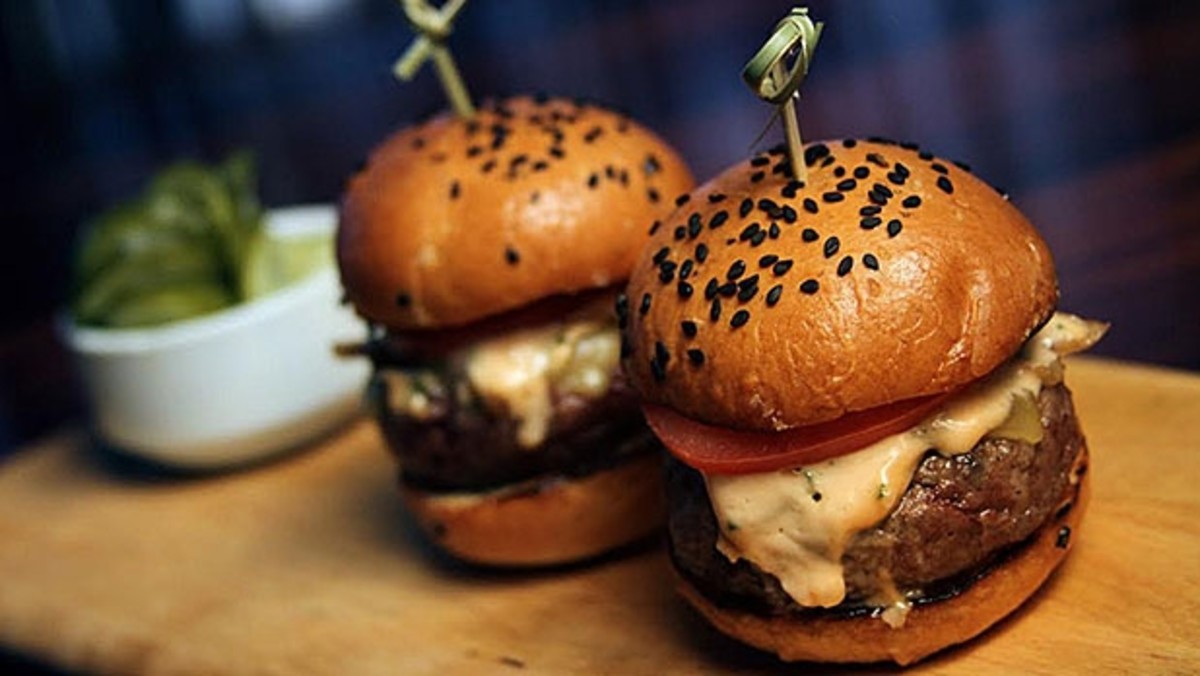 Is There a Difference Between Mini-Burgers and Sliders? - Men's Journal