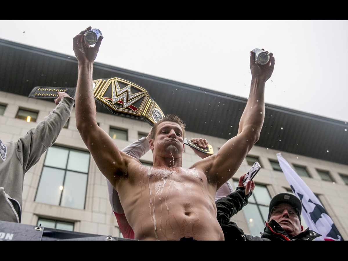 Watch Rob Gronkowski achieved peak Gronk during the Patriots' Super