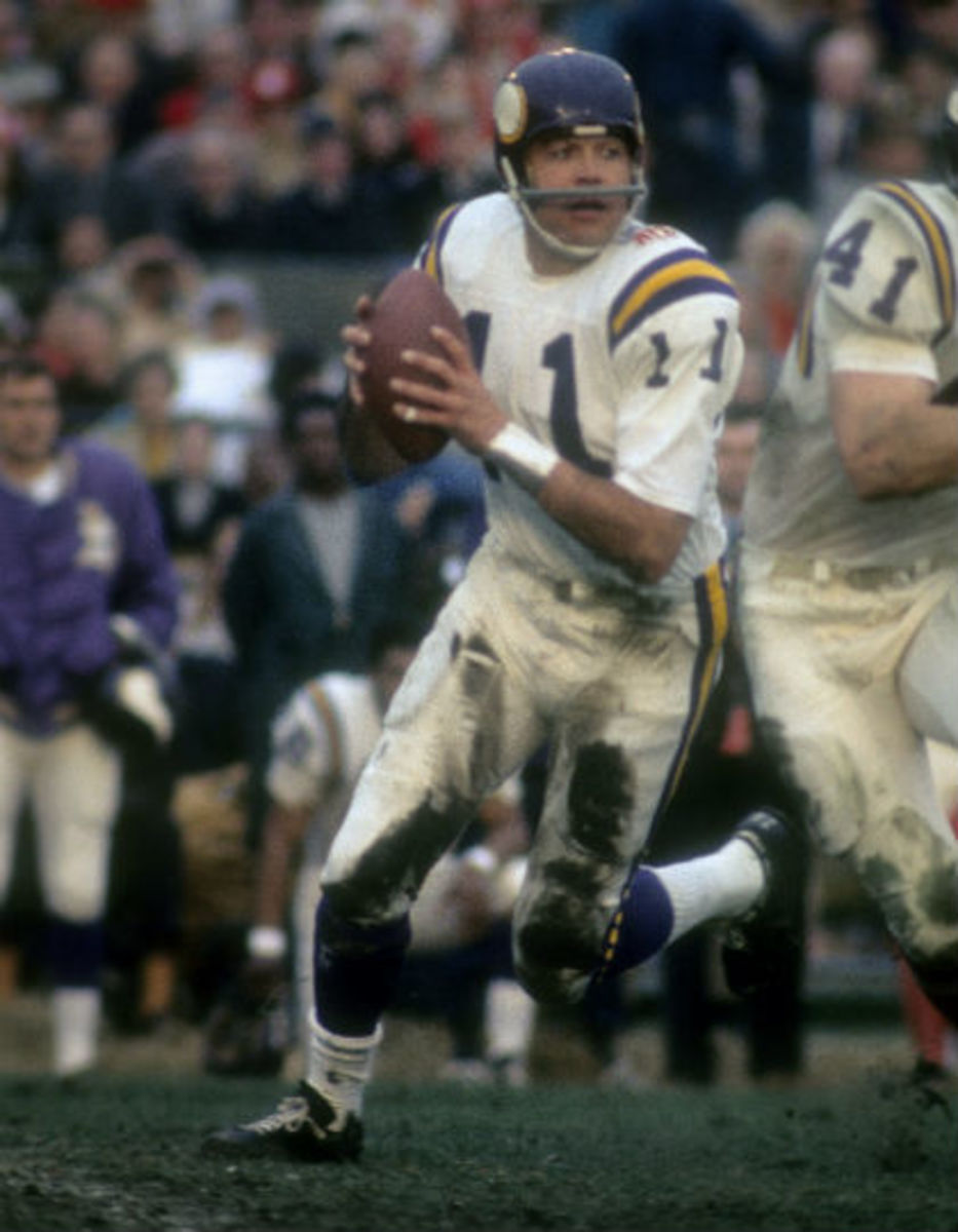 JOE KAPP MINNESOTA VIKINGS CLOSEUP HOLDING BALL 1969