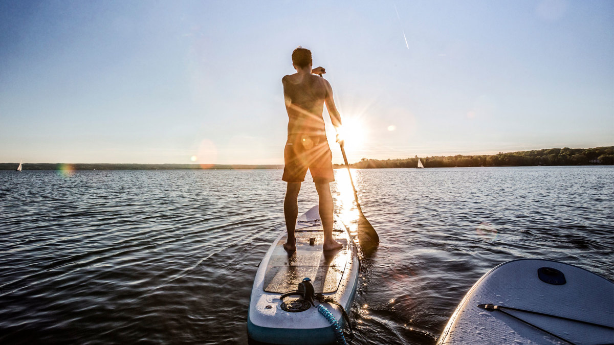 https://www.mensjournal.com/.image/t_share/MTk2MTM3MjkxNDUzNzY5MjIx/paddleboarding.jpg