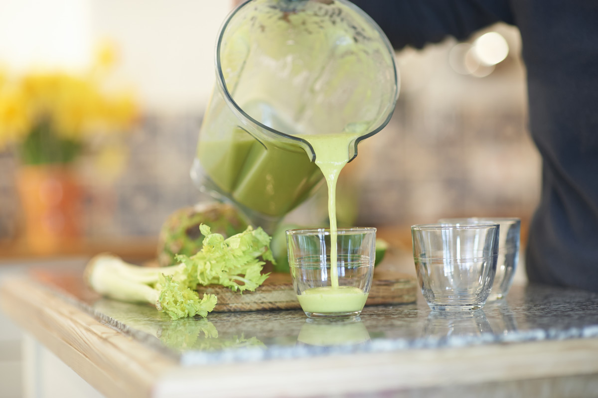 https://www.mensjournal.com/.image/t_share/MTk2MTM3MzM4Njk5OTE2ODA1/pouring-smoothie-from-blender.jpg