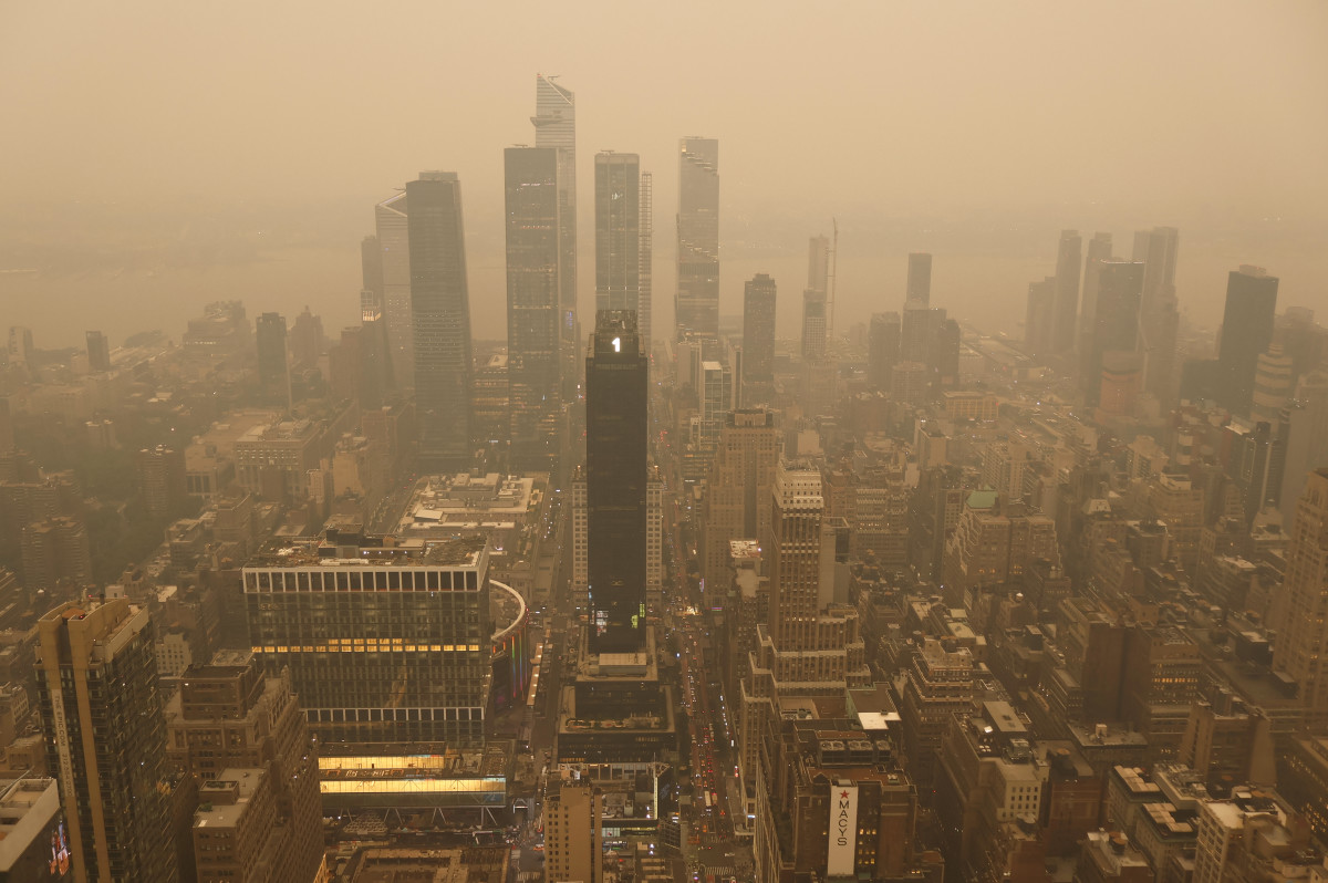 Photos of NYC Landmarks in Wildfire Smoke and Haze - Men's Journal