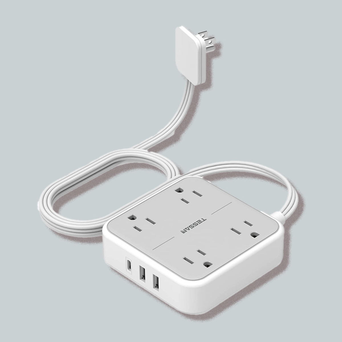 https://www.mensjournal.com/.image/t_share/MTk5MzE4MTY4OTI0MjAyOTU4/flat-plug-power-strip-prime-day.jpg