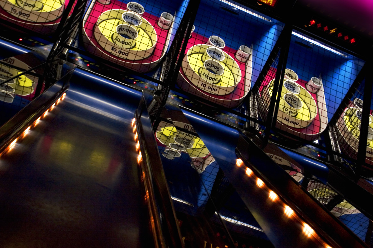 Dave & Buster's Betting Announcement Prompts Jokes From Fans - Men's 