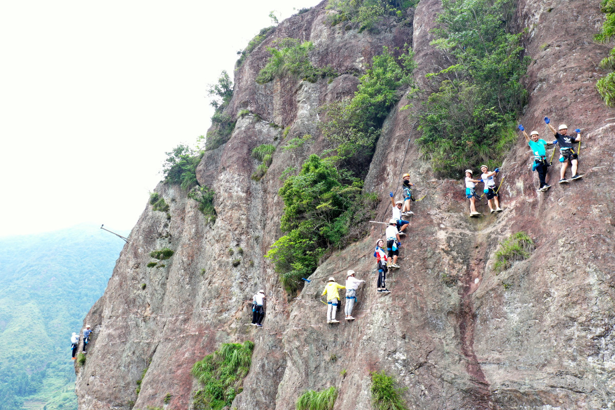 Social Media Photo Shows Crowded Climbers Stranded on Cliffside for ...